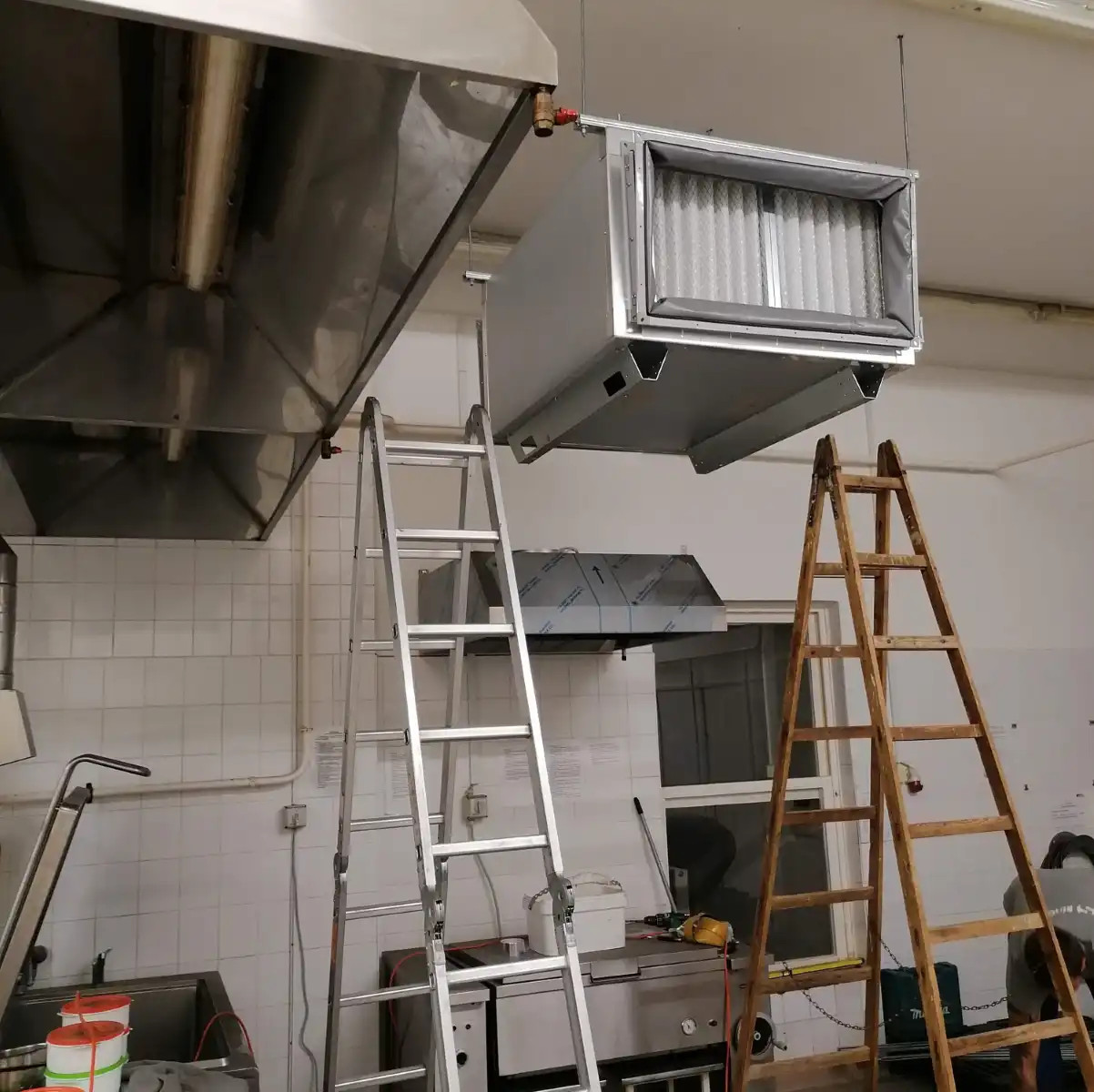 Ipari elszívó rendszer légkezelő eleme látható telepítés közben Baranya megye Bóly