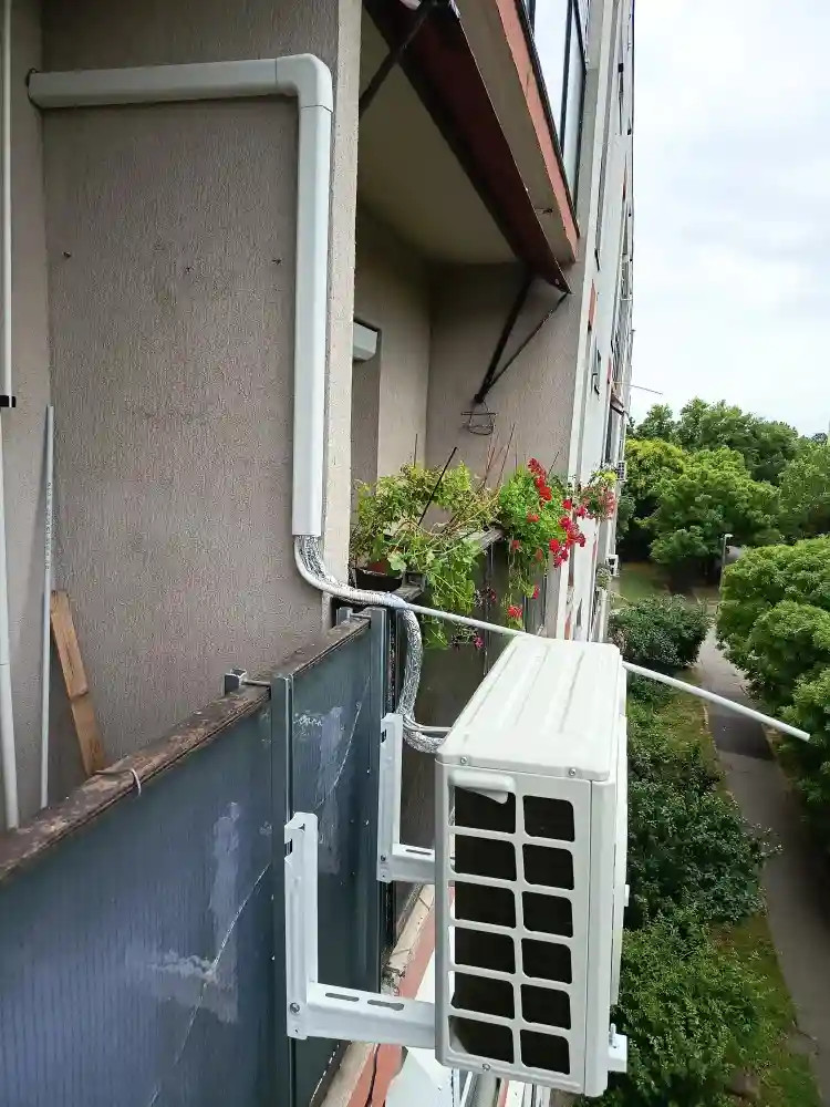 kültéri egység korlátra szerelve Pécs Uránvárosban